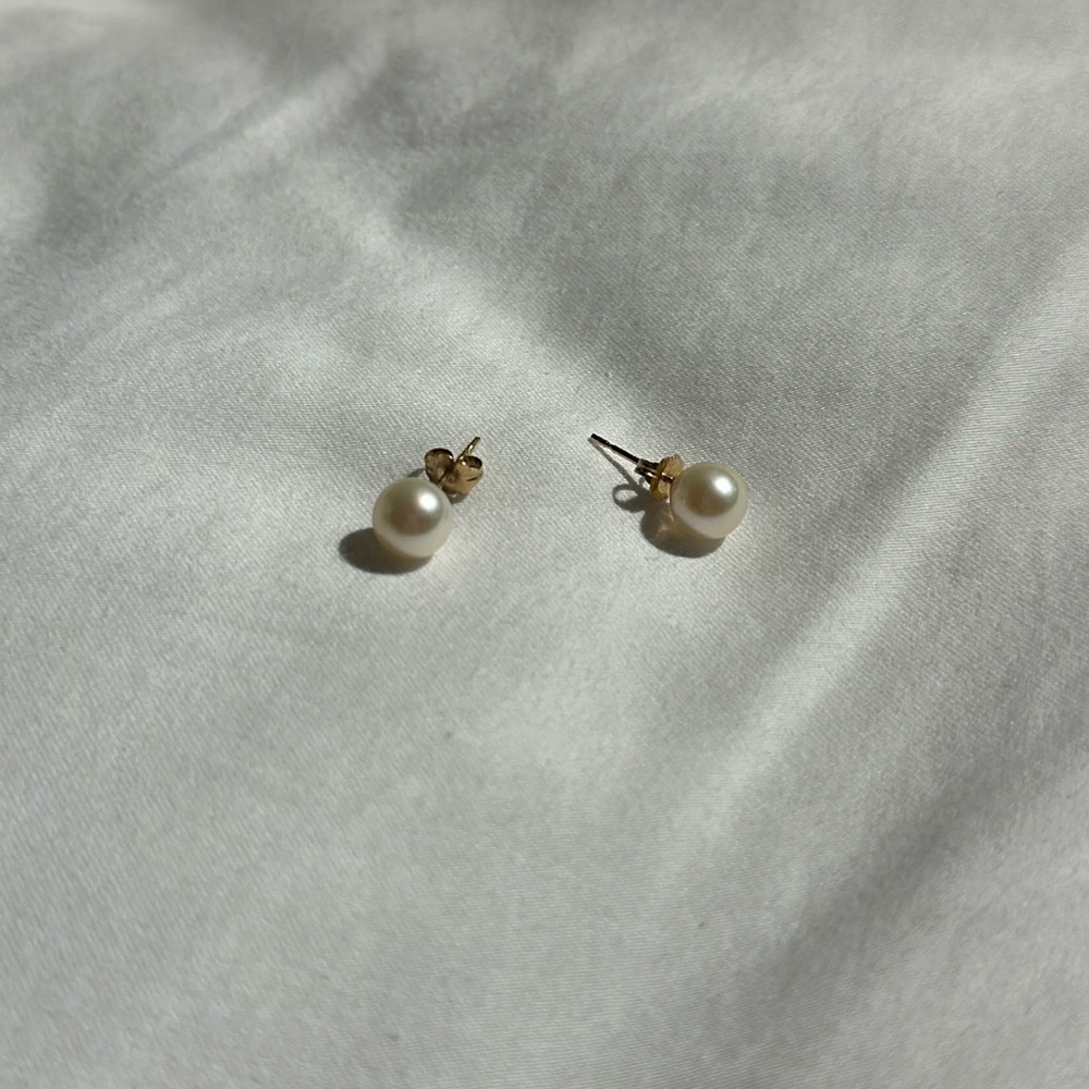 Pearl and Gold stud earrings